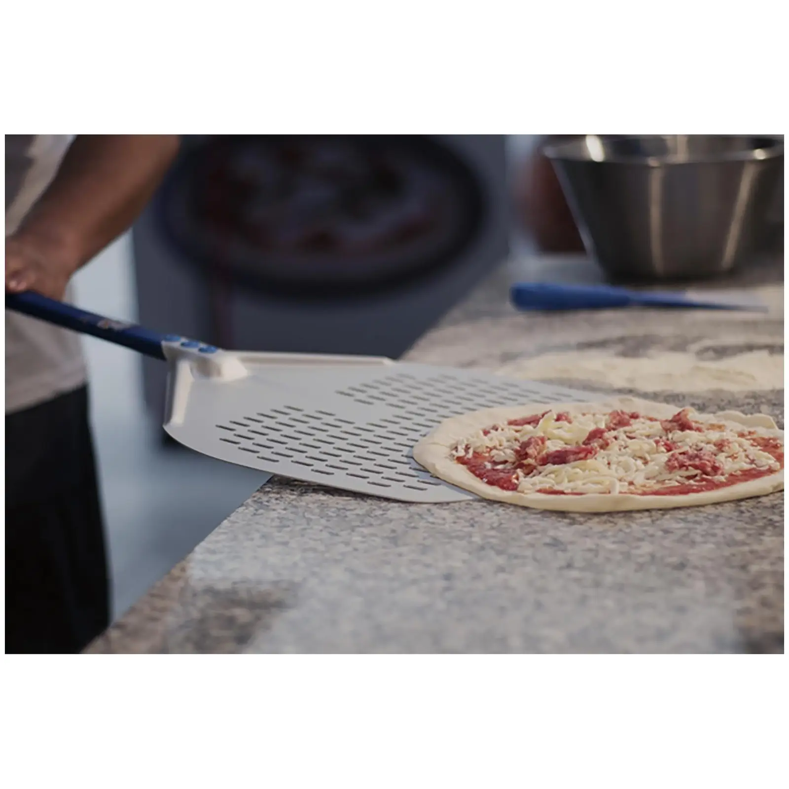 Lopata na pizzu - 36 x 36 cm - děrovaná -  rukojeť: 120 cm - eloxovaný hliník